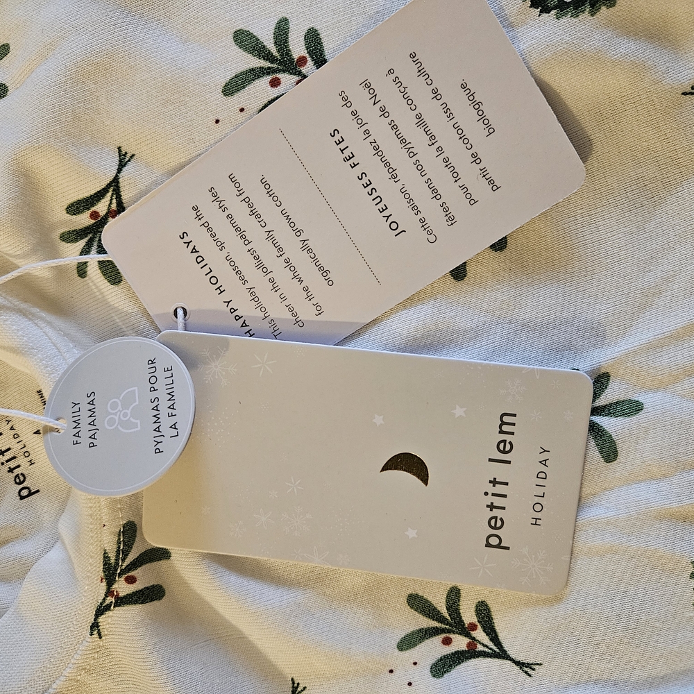 Kids Pajamas with Festive Wreath Design - Picture 7 of 7